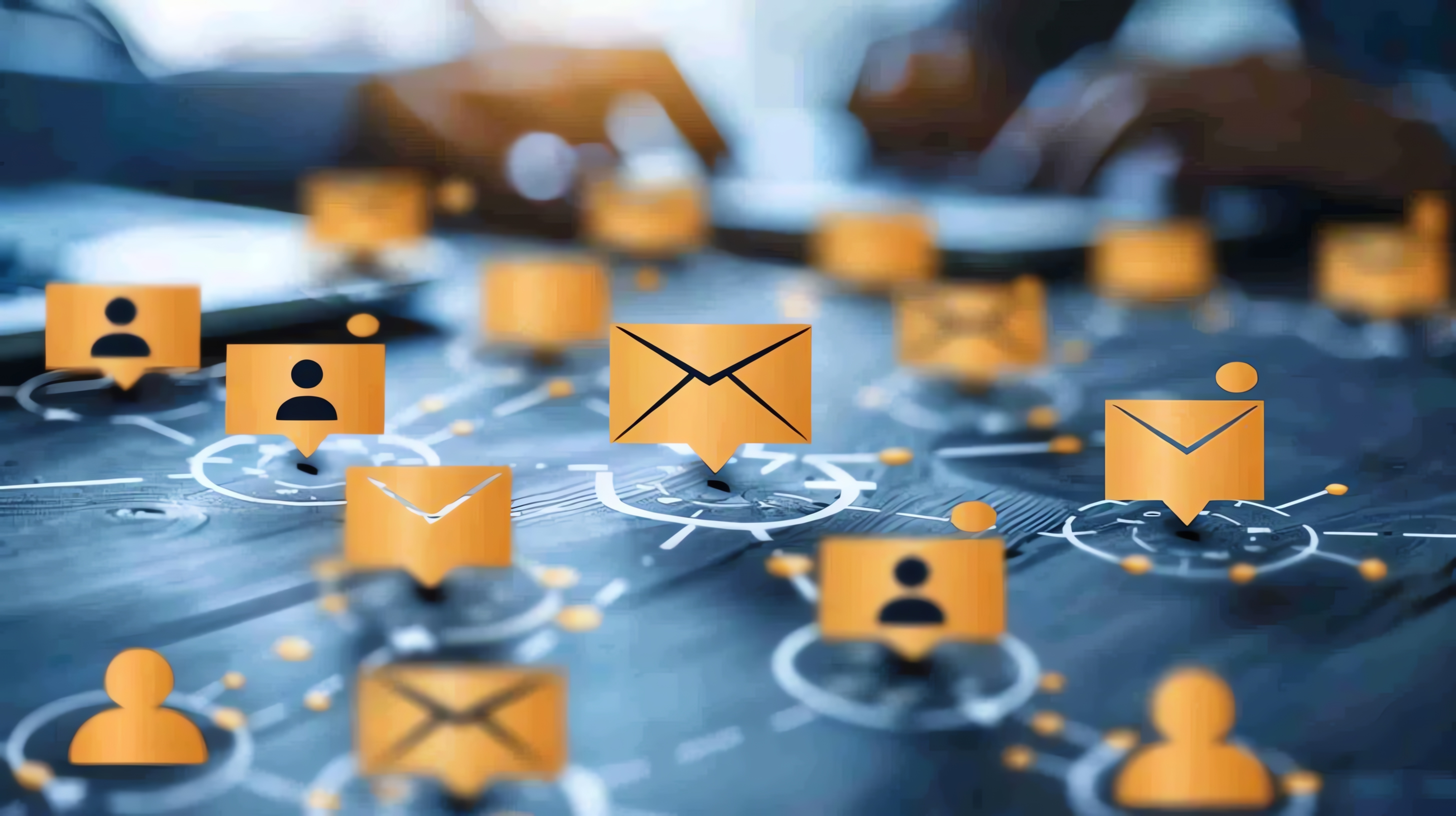 Blog cover afbeelding van communicatienetwerk met connecties tussen email, mensen en sociale media